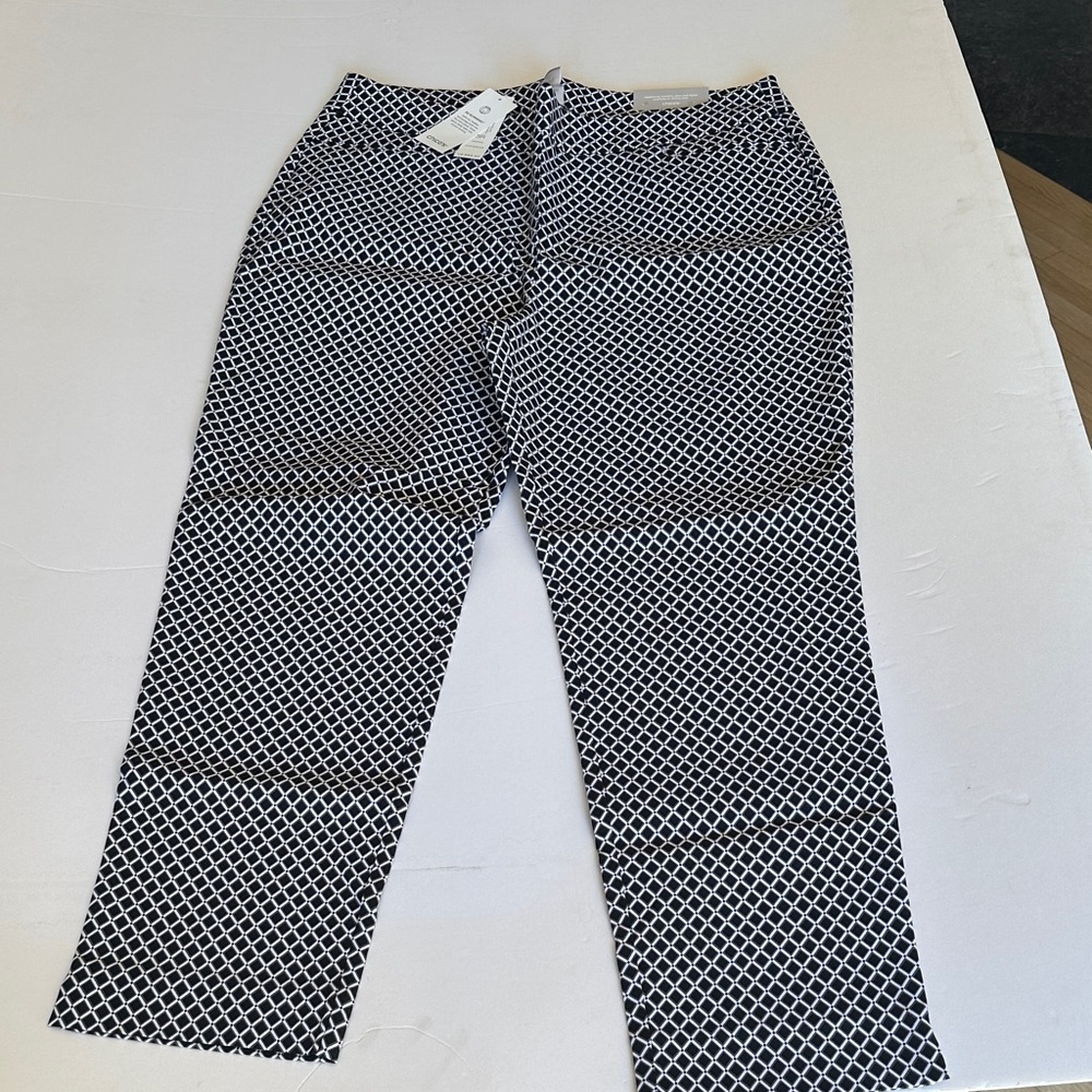 Chico's NWT so slimming Brigitte slim leg Black and White Geometric Pants - Picture 3 of 6